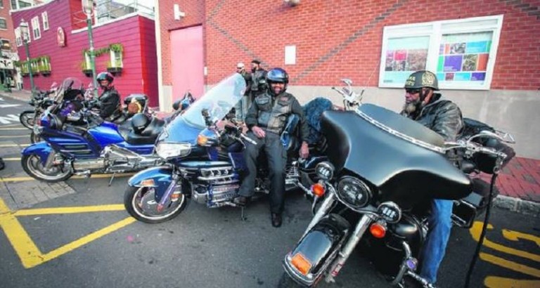 <b><span style='color:#bc2929;font-size:16px;'>Biker und Islam <br></span>UMMA: Muslimische Bikergruppe aus Los Angeles kämpft gegen Islamfeindlichkeit</b>