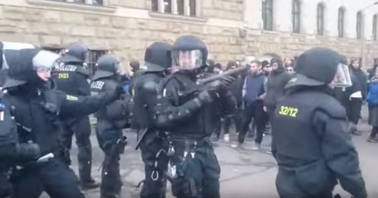 <b><span style='color:#bc2929;font-size:16px;'>Leipzig <br></span>Ausschreitungen bei rechtsextremer Kundgebung in Leipzig</b>