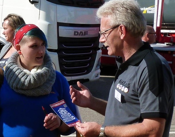 Unterstützer Axel Flaake klärt Menschen über die Aktion Rettungsgasse auf allen Autobahnen" auf. (Foto: Michael Schmalz) 