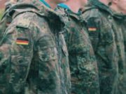 Männer bis 45 müssen sich längere Auslandsaufenthalte genehmigen lassen