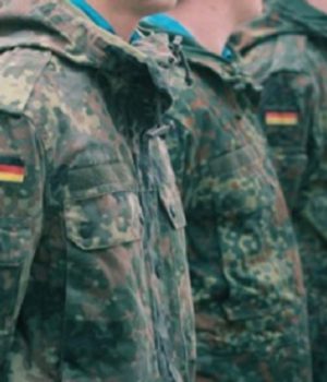 Männer bis 45 müssen sich längere Auslandsaufenthalte genehmigen lassen