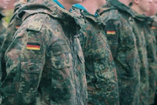 Männer bis 45 müssen sich längere Auslandsaufenthalte genehmigen lassen