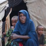 CH1660316_Aamiina,_50,__with_her_six-year-old_daughter_Jamila_and_four-year-old_granddaughter_Sahra,_South_Somalia