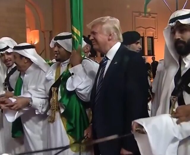 trump.schwerttanz.sword.dance.saudi.arabia.nex24.shot