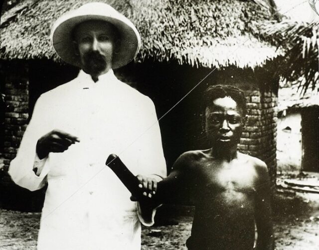 congo.kongo.leopold.belgium.belgien.atrocities.nex24.wikipedia Das Abschlagen der Hände der Arbeiter erlangte besondere internationale Berühmtheit. Diese wurden manchmal von Soldaten der Force Publique abgetrennt, die für jeden Schuss, den sie abgaben, die Hände ihrer Opfer zurückbringen mussten.
