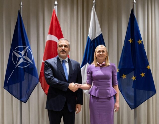 Der türkische Außenminister Hakan Fidan bei einem Treffen mit seiner finnischen Amtkollegin Elina Valtonen am 5.11.2025 in Helsinki.