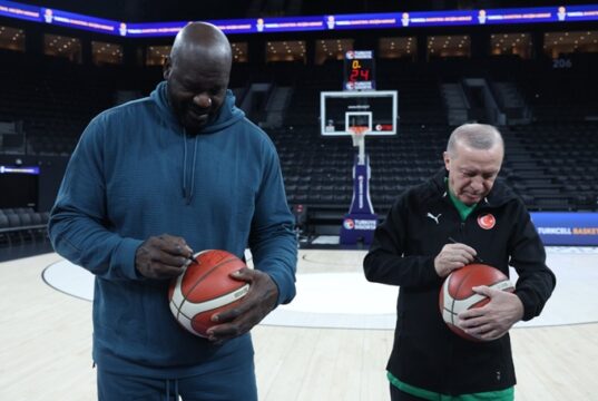 Basketball-Gipfel in Istanbul: Präsident Erdoğan empfängt NBA-Legende Shaquille O’Neal im neuen Leistungszentrum