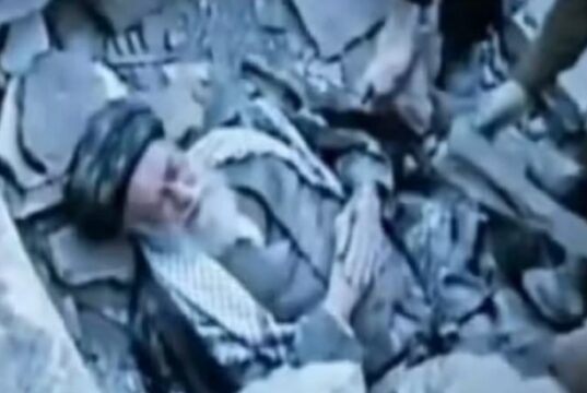 Analysten stufen virales Bild von Khamenei als KI-generiert ein