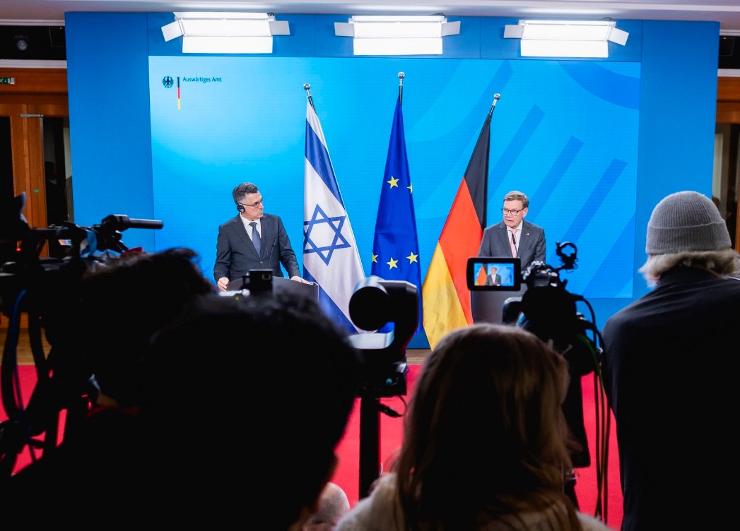 <b><span style='color:#bc2929;font-size:16px;'>Gideon Saar in Berlin <br></span>Jüdische Aktivistin: Deutschlands Israel-Politik ist Verrat</b>