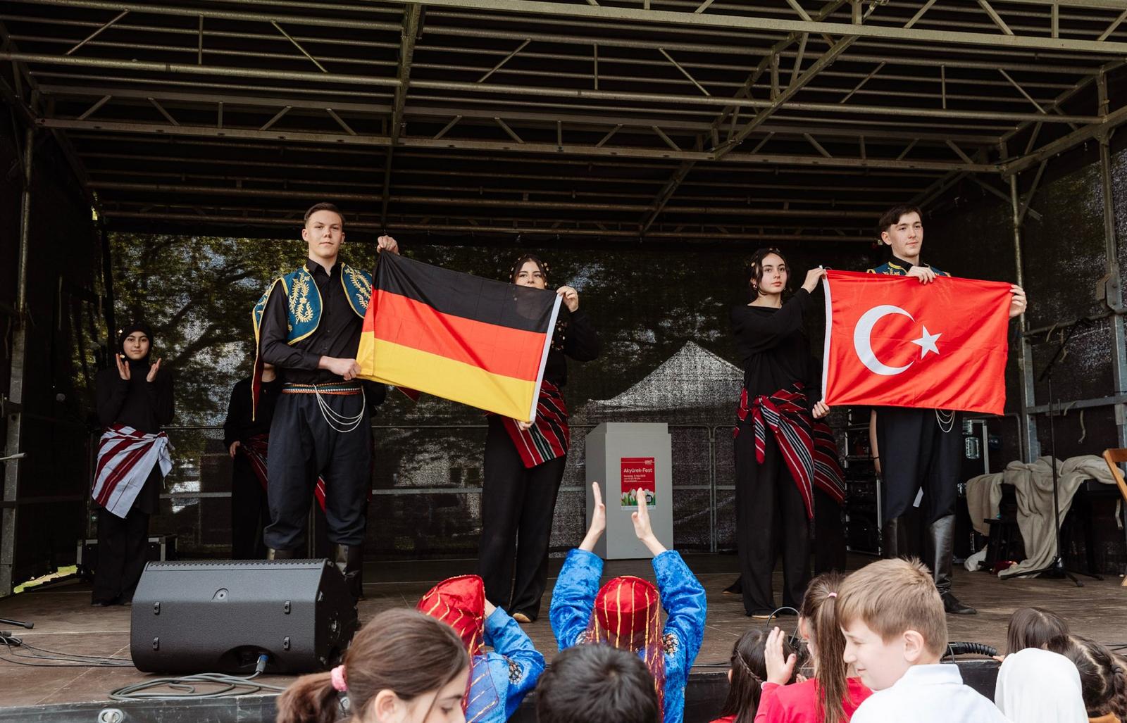 <b><span style='color:#bc2929;font-size:16px;'>Osnabrück <br></span>Frieden und Vielfalt in Osnabrück: Das Akyürek-Fest begeistert Tausende</b>