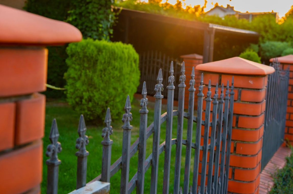<b><span style='color:#bc2929;font-size:16px;'>Haus & Garten <br></span>Langlebige Metallzäune aus Polen: Qualität und Funktionalität für Generationen</b>