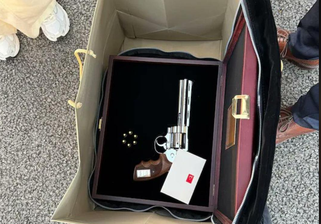 <b><span style='color:#bc2929;font-size:16px;'>Belgien: P <br></span>Brüssel: Premier De Wever am Flughafen mit Erdogan-Revolver</b>