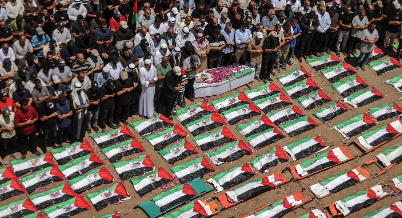 <b><span style='color:#bc2929;font-size:16px;'>Sabra-Bombardierung <br></span>Gaza: Historisches Massenbegräbnis für über 100 geborgene Opfer</b>