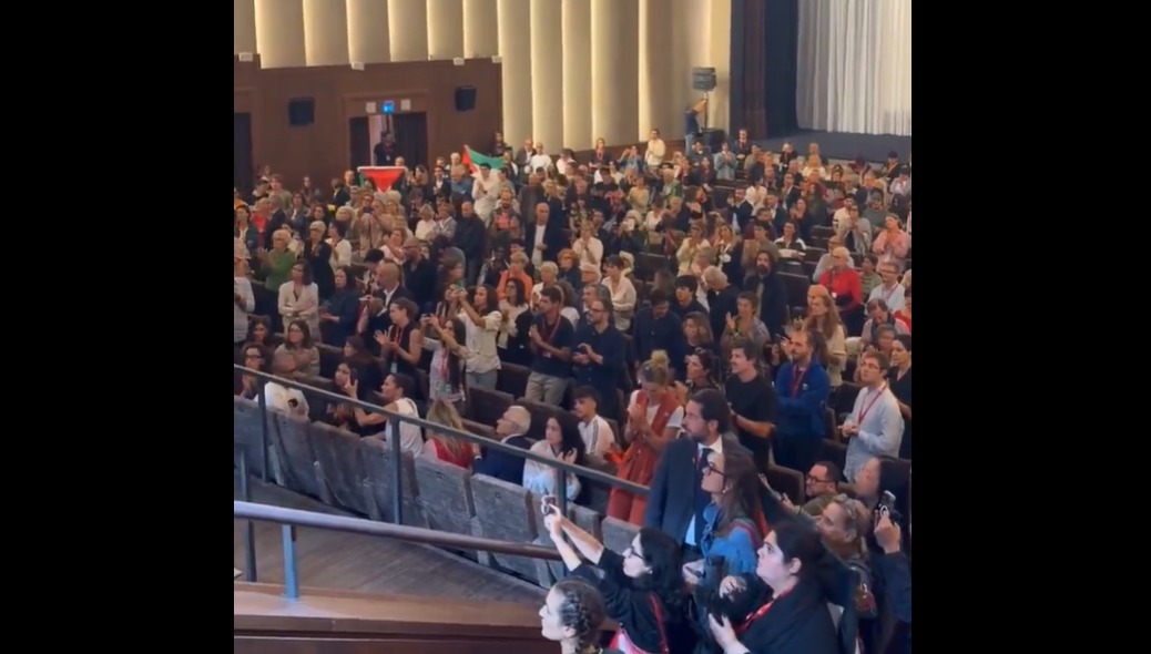 <b><span style='color:#bc2929;font-size:16px;'>NAZAS-Film <br></span>Rekord in Venedig: 25 Minuten Standing Ovation für Gaza-Dokumentation „NAZA“</b>