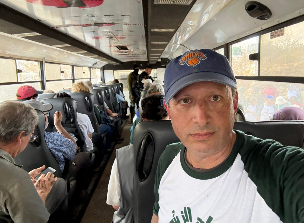 <b><span style='color:#bc2929;font-size:16px;'>Westjordanland <br></span>Israel: US-Kongresskandidat Brad Lander bei Olivenernte festgenommen</b>